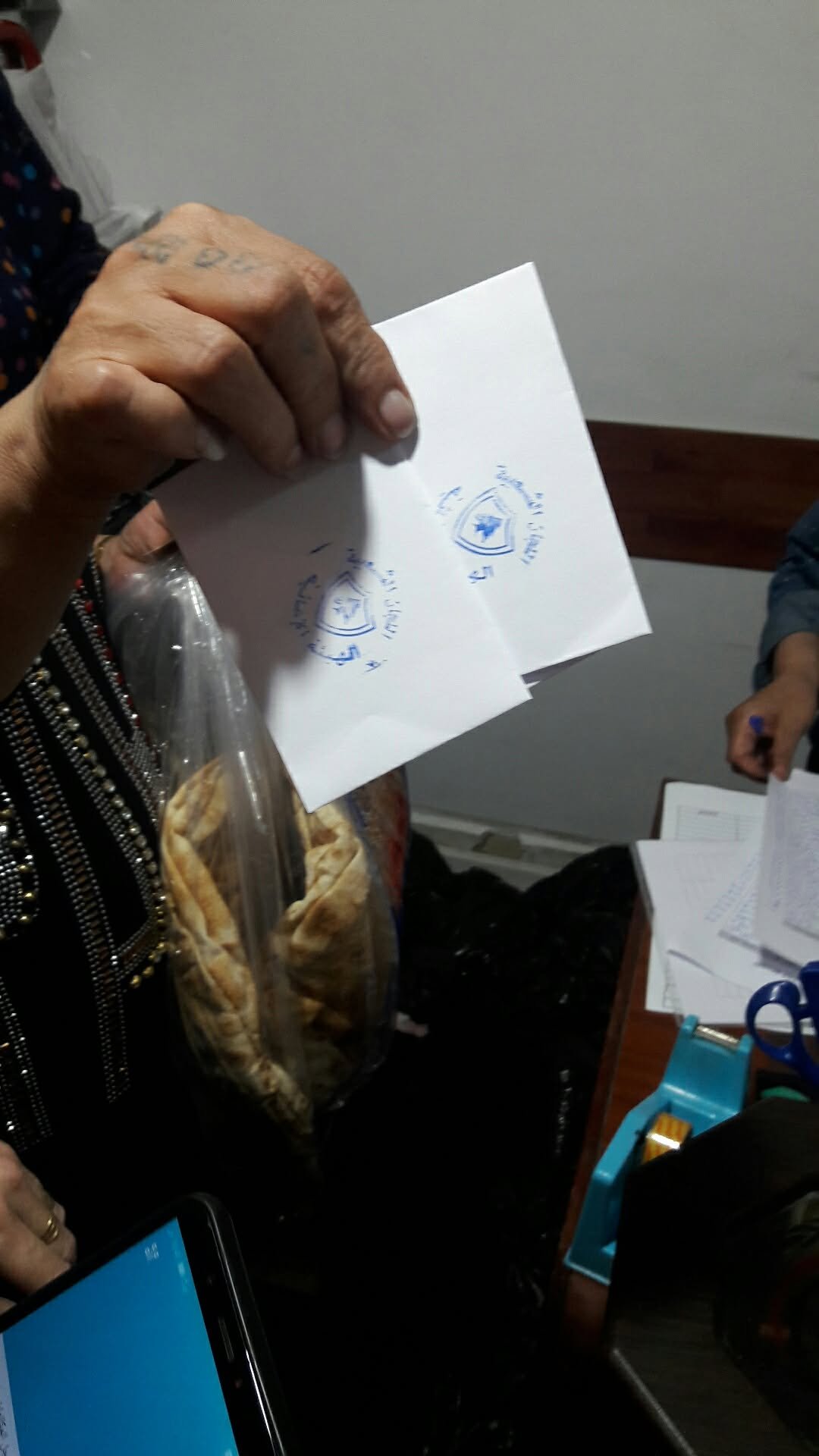توزيع مساعدات نقدية