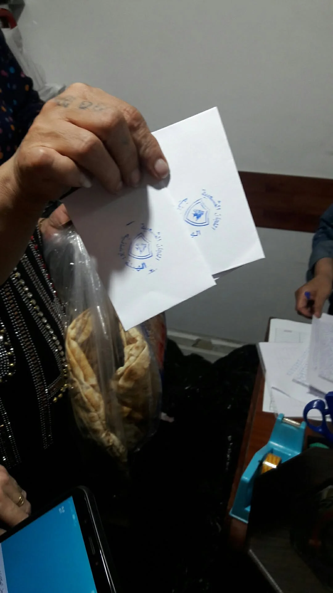 توزيع مساعدات نقدية بمناسبة عيد الاضحى المبارك