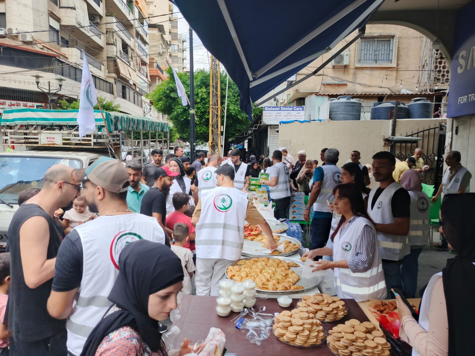 احتفالا بالمولد النبي الشريف توزيع حلويات على المارة